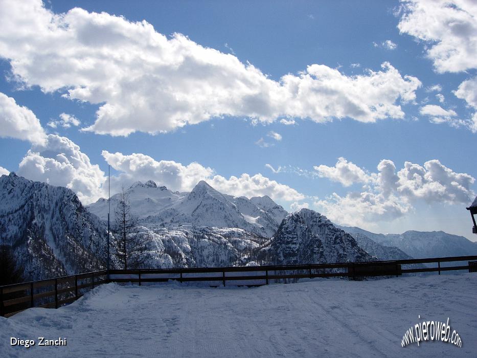 8-vista dall'arrivo della seggiovia che sale da Carona.JPG